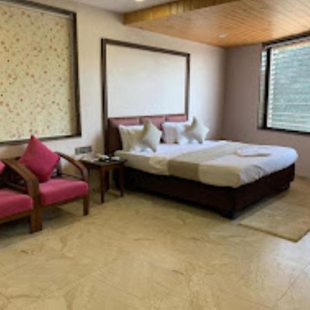 Hotel Radhe Ананд Экстерьер фото