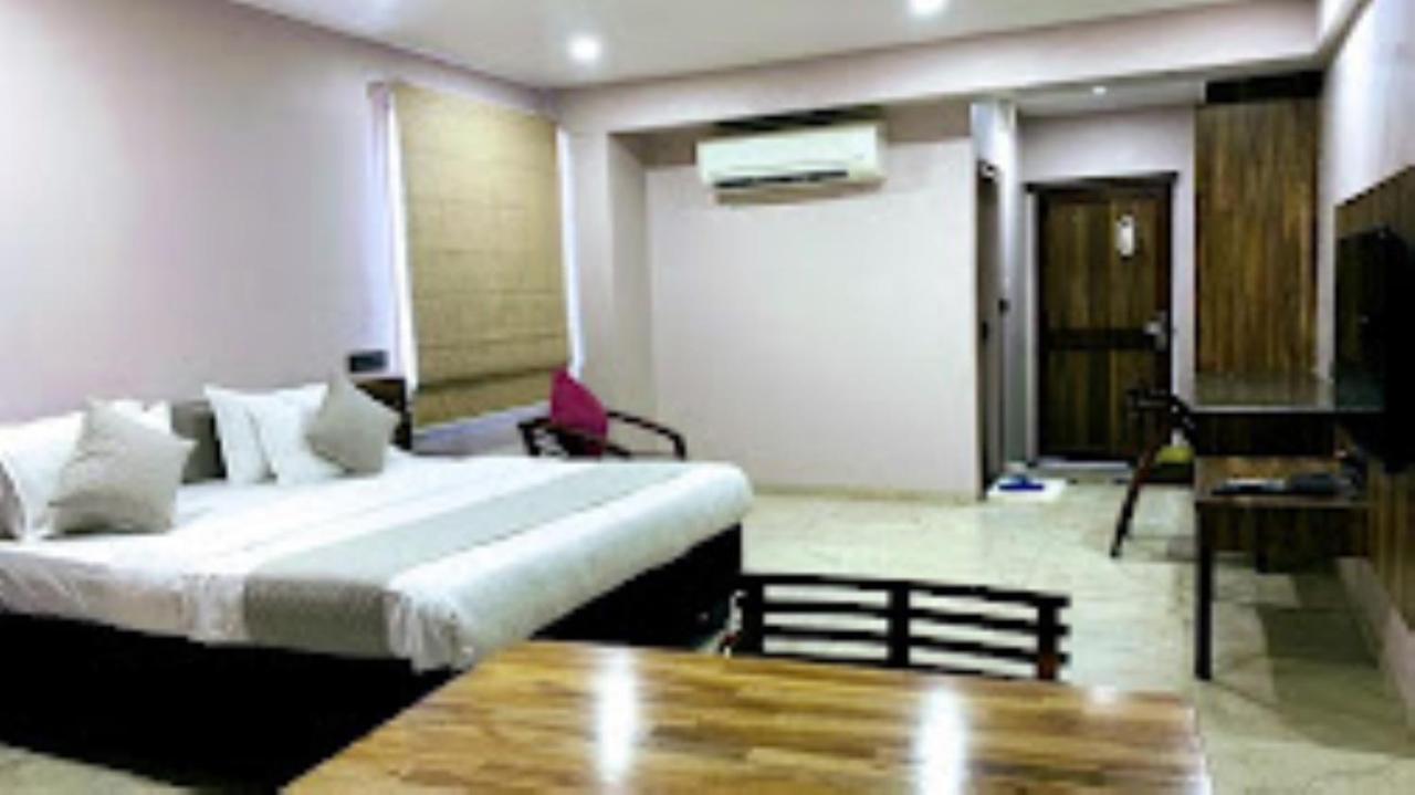 Hotel Radhe Ананд Экстерьер фото